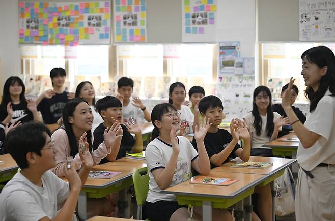 1일 오전 대구 수성구 성동초등학교 6학년 11반 교실에서 개학을 맞은 학생들이 선생님과 인사를 하고 있다. 이윤호기자 yoonhohi@yeongnam.com