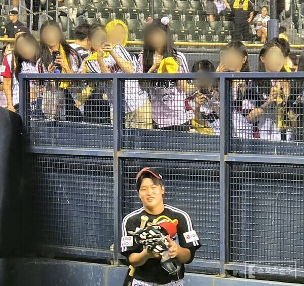 팬들에게 귀여움을 한몸에 받고 있는 LG 박관우. (사진=스포츠춘추 황혜정 기자)