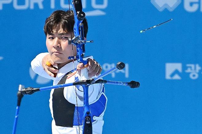 11일 오전 광주 동구 5·18민주광장에서 열린 광주2025현대세계양궁선수권대회 리커브 남성 개인전 16강, 대한민국 국가대표 김제덕(예천군청)이 화살을 쏘고 있다. [뉴시스DB]
