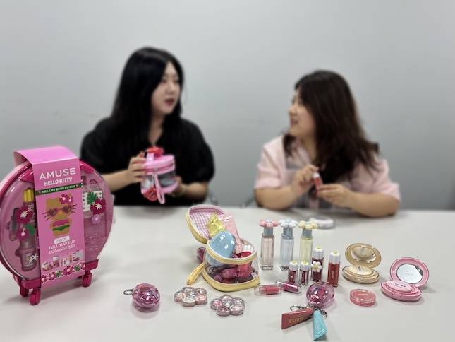 한소담 어뮤즈 마케팅커뮤니케이션 리드(오른쪽)와 박가나 어뮤즈 제품개발 리드(왼쪽) 앞에 어뮤즈의 주요 제품들이 놓여있다. / 사진=어뮤즈