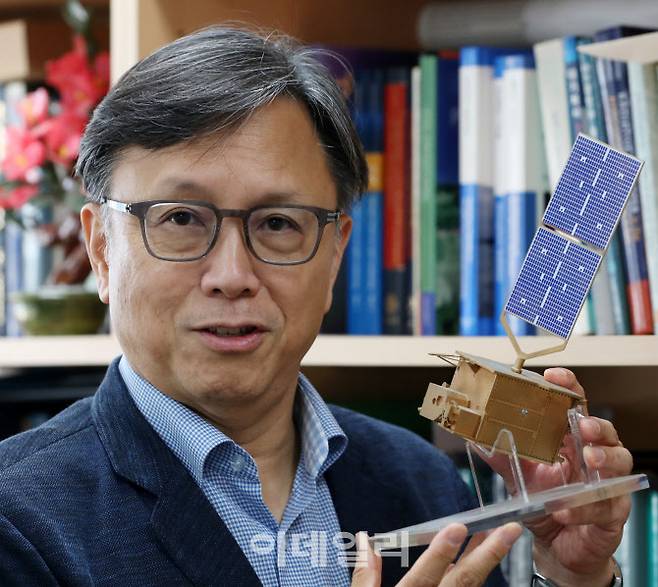 [이데일리 김태형 기자] 김준 연세대 대기과학과 교수가 이데일리와 인터뷰에서 위성 센서에 대해 설명하고 있다.