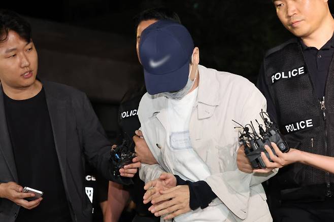 삼부토건 주가조작 의혹 사건의 ‘키맨’ 이기훈씨가 목포에서 체포돼 11일 서울 종로구 김건희 특검팀으로 호송되어 오고 있다. (사진=뉴시스)