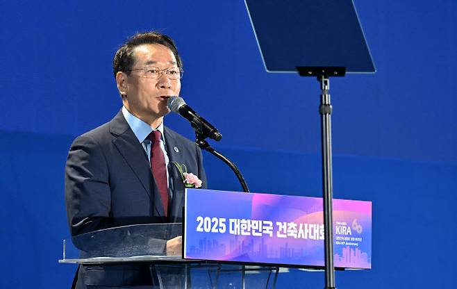 유정복 인천시장이 11일 인천 송도컨벤시아에서 열린 제21차 아시아건축사대회 개회식에서 환영사를 하고 있다. (사진 = 인천시 제공)