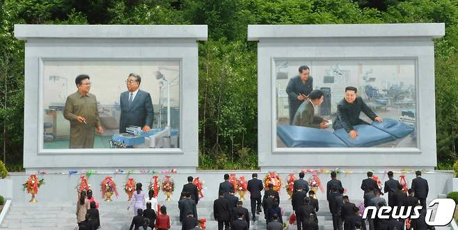 (평양 노동신문=뉴스1) = 묘향산의료기구공장에 설치된 김일성 주석·김정일 국방위원장·김정은 총비서의 모습이 담긴 모자이크 벽화. [국내에서만 사용가능. 재배포 금지. DB 금지. For Use Only in the Republic of Korea. Redistribution Prohibited] rodongphoto@news1.kr