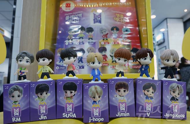 맥도날드가 방탄소년단(BTS) 캐릭터 '타이니탄' 해피밀 토이를 한정 수량으로 선보인다고 밝힌 11일 서울 시내의 한 맥도날드 매장에서 타이니탄 토이가 공개되고 있다.  2025.9.11/뉴스1 ⓒ News1 박정호 기자