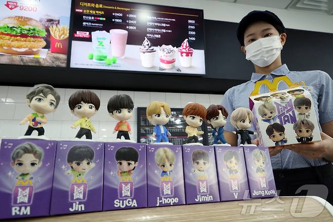 맥도날드가 방탄소년단(BTS) 캐릭터 '타이니탄' 해피밀 토이를 한정 수량으로 선보인다고 밝힌 11일 서울 시내의 한 맥도날드 매장에서 매니저가 해피밀 세트와 타이니탄 토이를 선보이고 있다.  2025.9.11/뉴스1 ⓒ News1 박정호 기자
