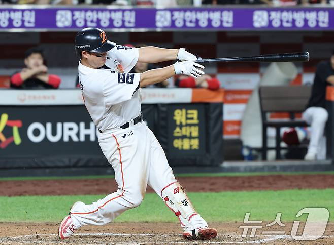 2일 대전 한화생명 볼파크에서 열린 프로야구 '2025 신한 SOL뱅크 KBO 리그' 기아 타이거즈와 한화 이글스 경기에서 7회말 무사 한화 노시환이 솔로 홈런을 치고 있다. 2025.9.2/뉴스1 ⓒ News1 김기태 기자