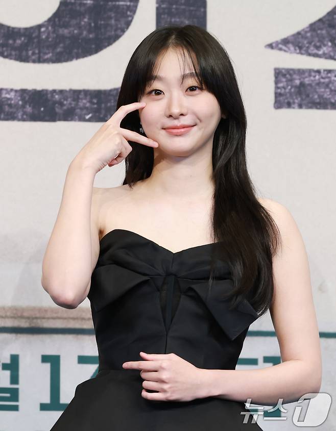 배우 김다미가 11일 오후 서울 구록 더링크서울 트리뷰트 포트폴리오 호텔에서 열린 JTBC 새 토일극 '백번의 추억' 제작발표회에서 포즈를 취하고 있다. ‘백번의 추억'은 1980년대, 100번 버스 안내양 영례(김다미 분)와 종희(신예은 분)의 빛나는 우정, 그리고 두 친구의 운명적 남자 재필(허남준 분)을 둘러싼 애틋한 첫사랑을 그린 뉴트로 청춘 멜로드라마다. 2025.9.11/뉴스1 ⓒ News1 권현진 기자