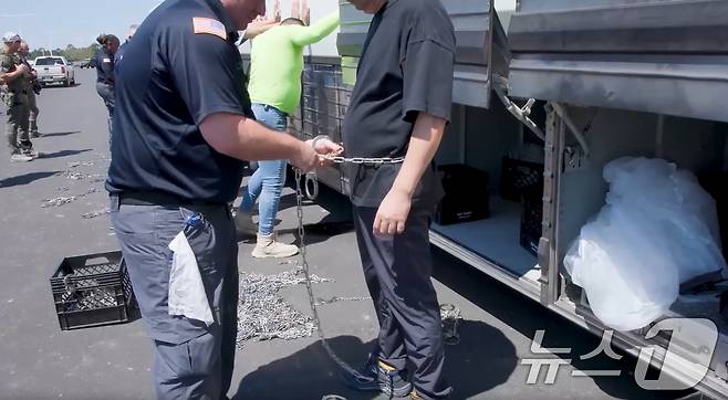 ๋ฏธ๊ตญ ์ด๋ฏผ์ธ๊ด๋จ์๊ตญ ICE(U.S. Immigration and Customs Enforcement)๊ฐ ์กฐ์ง์์ฃผ ๋ด ํ๋์๋์ฐจ๊ทธ๋ฃน๊ณผ LG์๋์ง์๋ฃจ์
ํฉ์ ๋ฐฐํฐ๋ฆฌ ๊ณต์ฅ ๊ฑด์ค ํ์ฅ์ ํ๊ตญ์ธ ์ง์ 300์ฌ ๋ช
์ ๊ธฐ์ต ๋จ์ยท๊ตฌ๊ธํ๋ ์์์ ๊ณต๊ฐํ๋ค. (ICE ํํ์ด์ง. ์ฌํ๋งค ๋ฐ DB๊ธ์ง) 2025.9.6/๋ด์ค1