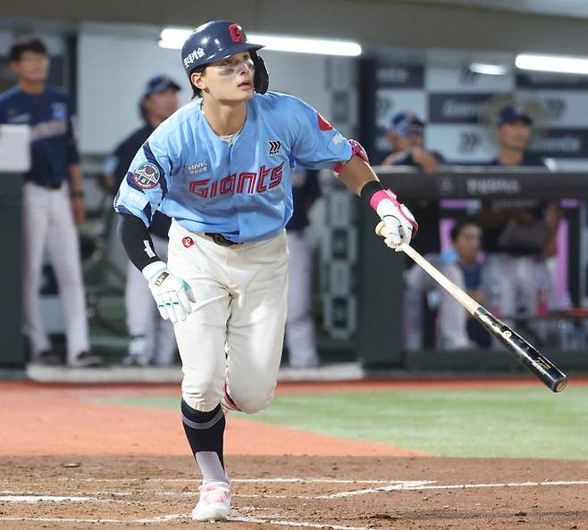 윤동희가 우익수 방면 타구를 보낸 뒤 타구를 바라보고 있다. 사진 | 연합뉴스