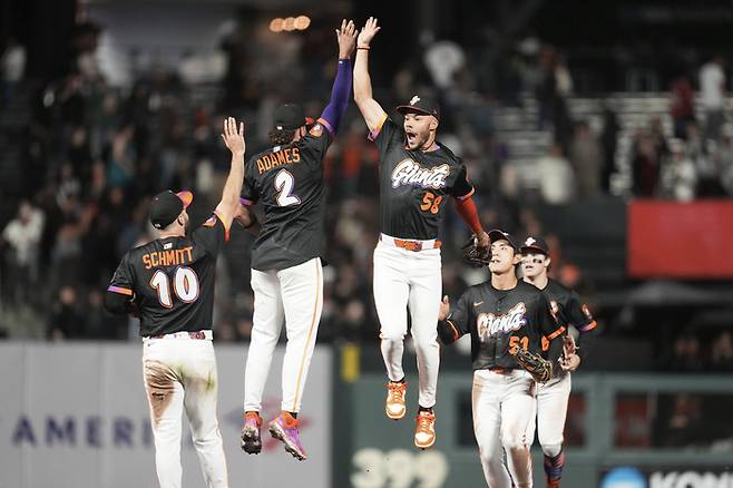 샌프란시스코 선수들이 10일(한국 시간) 미국 캘리포니아주 샌프란시스코 오라클 파크에서 열린 2025 메이저리그 애리조나전 승리 후 세리머니를 하고 있다. 사진 | 샌프란시스코=AP 연합뉴스