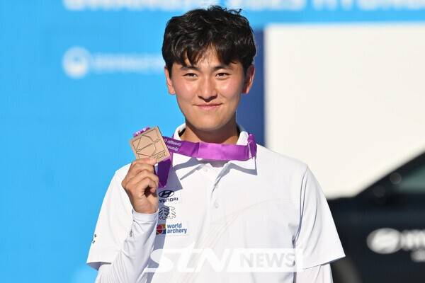 11일 오후 광주 동구 5·18민주광장에서 열린 광주2025현대세계양궁선수권대회 리커브 남성 개인전, 동메달을 획득한 대한민국 국가대표 김제덕(예천군청)이 포디움에 오르며 세리머니 하고 있다. /사진=뉴시스
