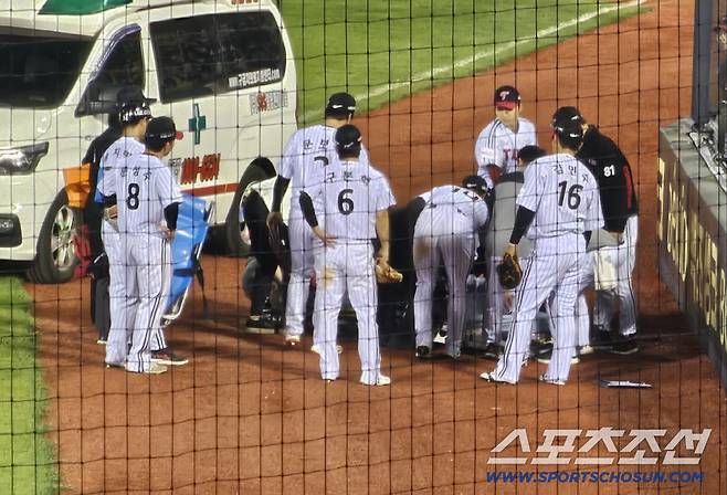 LG 홍창기가 무릎 부상을 당해 구급차에 실려가는 장면. 스포츠조선DB