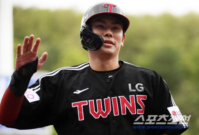 10일 대구 라이온즈파크에서 열린 삼성 라이온즈와 LG 트윈스의 경기. LG 홍창기가 득점 후 환호하고 있다. 대구=박재만 기자 pjm@sportschosun.com/2025.05.10/