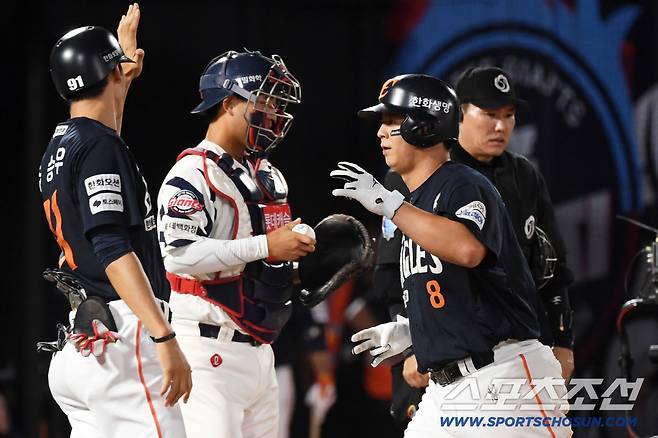 8회 2사 이후 실책 후 노시환에게 투런포까지 허용한 롯데.