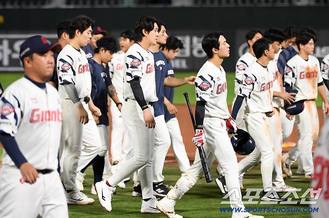 이틀 연속 스스로 무너진 롯데.