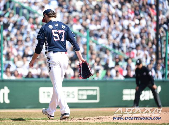 22일 인천 SSG랜더스필드에서 KBO리그 개막전 SSG와 두산의 경기가 열렸다. 2회 3실점 허용 후 마운드 내려가는 두산 콜어빈. 인천=송정헌 기자songs@sportschosun.com