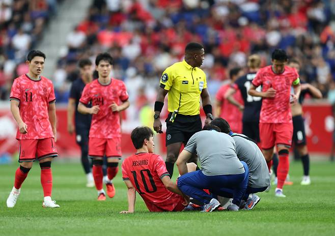 6일(현지시간) 미국 뉴저지주 해리슨 스포츠일러스트레이티드 스타디움에서 열린 한국 대 미국 친선경기에서 부상당한 한국 이재성이 그라운드에 앉아 있다. 2025.9.7

<저작권자(c) 연합뉴스, 무단 전재-재배포, AI 학습 및 활용 금지>