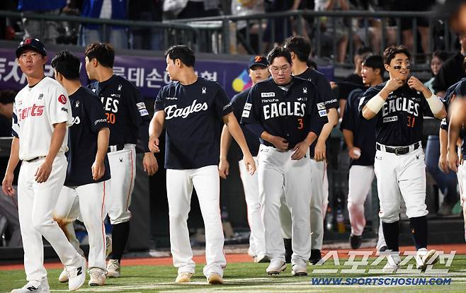 10일 부산 사직구장에서 열린 롯데 자이언츠와 한화 이글스의 경기. 승리한 한화 선수들이 기뻐하고 있다. 부산=박재만 기자 pjm@sportschosun.com/2025.09.10/