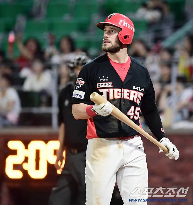 27일 인천 SSG랜더스필드에서 열린 KBO리그 SSG와 KIA의 경기. 9회초 무사 1루. 삼진을 당하고 타석을 물러나는 KIA 위즈덤. 인천=송정헌 기자songs@sportschosun.com/2025.08.27/