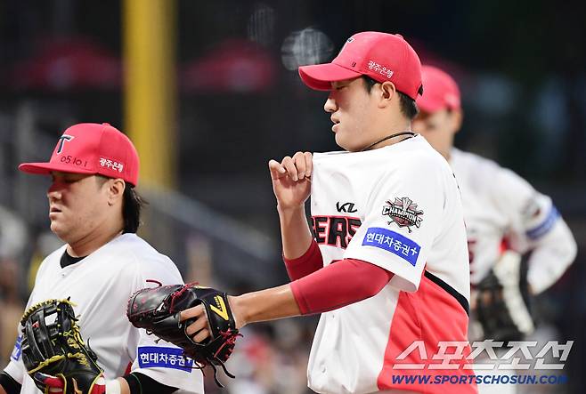 11일 광주 기아챔피언스필드에서 열린 KIA와 롯데의 경기. 1회 1실점 투구를 마치고 마운드를 내려오는 KIA 김도현. 광주=송정헌 기자songs@sportschosun.com/2025.09.11/