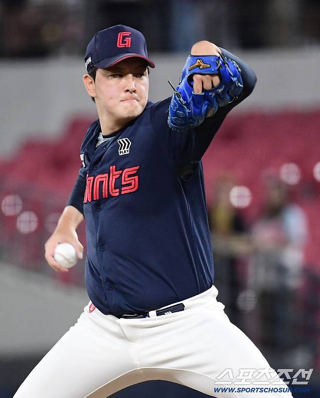 11일 광주 기아챔피언스필드에서 열린 KIA와 롯데의 경기. 8회말 2사 1루. 마운드 올라 투구하는 롯데 마무리 김원중. 광주=송정헌 기자songs@sportschosun.com/2025.09.11/