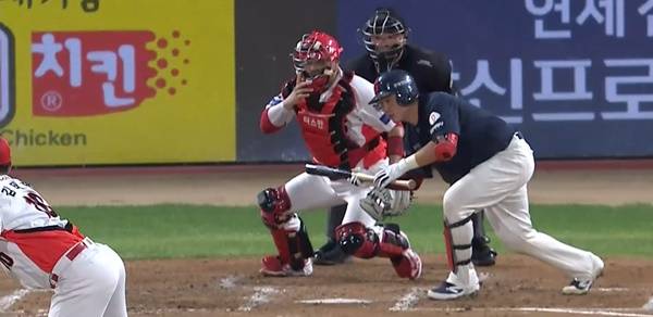 4회초 김태형을 상대로 번트를 시도하는 정보근. ⓒKBSN SPORTS 중계화면 캡처