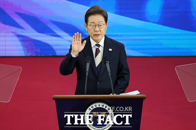 이재명 정부 출범 이후 남북 관계 개선을 위한 대북 유화책이 지속되고 있지만, 북한은 한국을 철저히 외면한 채 독주를 이어가고 있다. 시계제로 한반도 정세 속 이재명 대통령의 실용외교가 시험대에 올랐다는 해석도 그래서 나온다. 사진은 이 대통령이 지난 6월 4일 국회 로텐더홀에서 취임선서를 하는 모습. /국회사진기자단