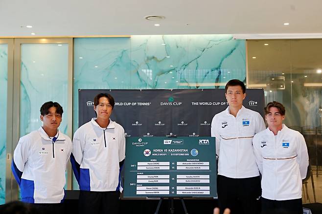 복식에서 맞붙는 박의성-남지성 조와 주카예프-스카토프 조(왼쪽부터)