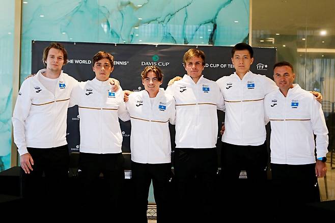 카자흐스탄 선수단 단체사진, 유리 슈킨 감독(오른쪽)