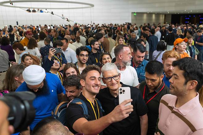 애플 CEO 팀 쿡(앞줄 가운데 오른쪽)이 9일(현지시각) 미국 캘리포니아 애플 파크 캠퍼스 내 스티브 잡스 극장에서 열린 신제품 행사에서 참석자들과 기념 촬영을 하고 있다. /AFP연합뉴스