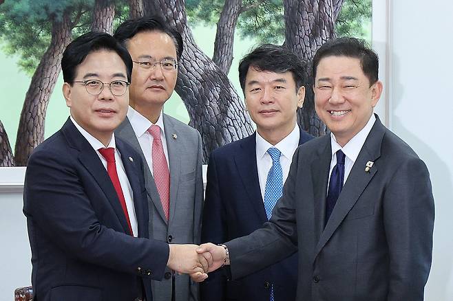 김병기 더불어민주당 원내대표와 송언석 국민의힘 원내대표가 10일 오후 서울 여의도 국회에서 원내대표 회동을 하고 있다. 왼쪽부터 송 원내대표, 유상범 원내수석, 문진석 원내수석, 김 원내대표. 2025.9.10/뉴스1 ⓒ News1 신웅수 기자