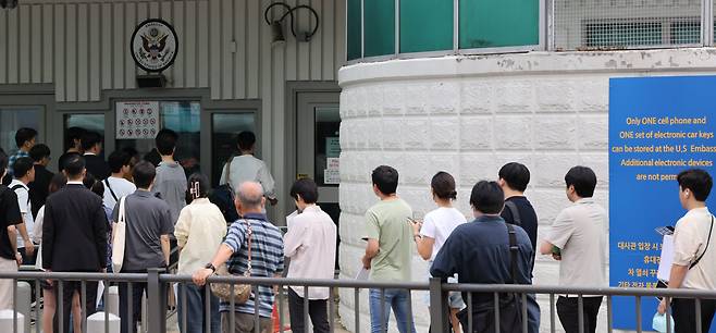 8일 서울 종로구 주한 미국대사관 앞에서 미국 비자를 발급받으려는 시민들이 줄 서 있다. / 연합뉴스