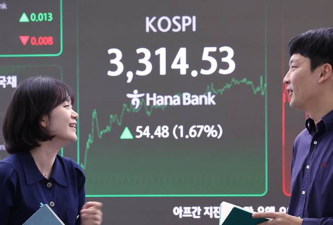 지난 10일 오후 서울 중구 하나은행 딜링룸 전광판에 코스피지수 종가가 역대 장 마감 기준 최고치인 3314.53으로 표시되고 있다. /뉴스1이날 코스피는 장중 3,319.14를 기록하며 역대 최고점인 3316.08을 2년 3개월 만에 넘어섰다. 2025.9.10/뉴스1