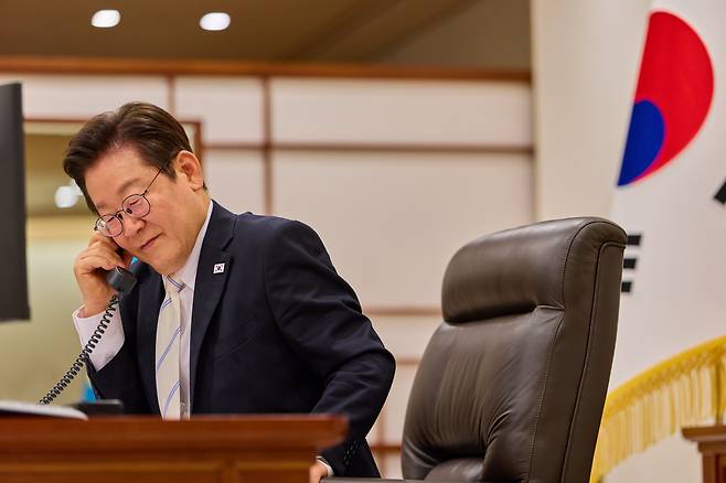 이재명 대통령이 11일 서울 용산 대통령실에서 에마뉘엘 마크롱 프랑스 대통령과 통화하고 있다. / 연합뉴스