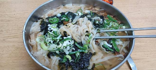 서울 중구 황학동 ‘할아버지칼국수’의 손칼국수. 칼국수 한 그릇에 5000원이다. 김도언 소설가 제공