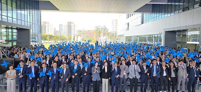 11일 광주광역시 첨단3지구 인공지능집적단지에서 열린 '모두의 AI, 광주 비전 선포식'에서 강기정 광주시장과 오상진 인공지능산업융합사업단장 등 주요 참석자들이 국가 AI컴퓨팅센터 광주 유치 시민결의 퍼포먼스를 펼치고 있다. 광주광역시 제공