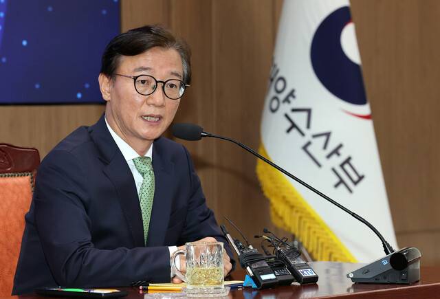 전재수 해양수산부 장관이 11일 정부세종청사 해수부 대회의실에서 열린 기자간담회에서 기자들의 질문에 답하고 있다. 연합뉴스