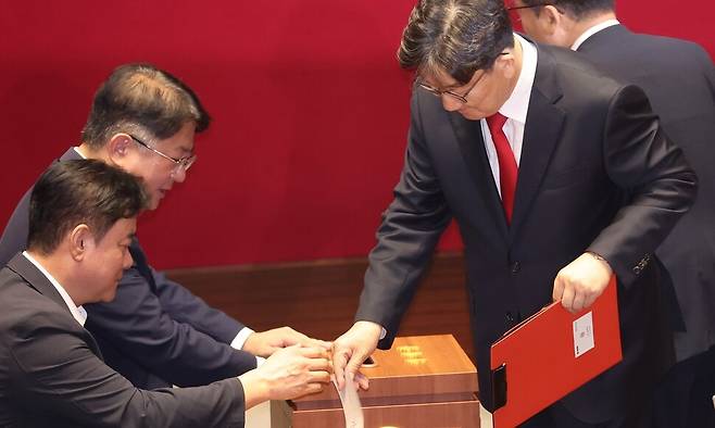 불법 정치자금 수수 혐의를 받는 국민의힘 권성동 의원이 11일 국회 본회의에서 자신의 체포동의안에 대해 투표하고 있다. 불체포특권 포기 의사를 밝힌 바 있는 권 의원이 ‘가’라고 적은 투표용지를 투표함에 넣고 있다. 연합뉴스