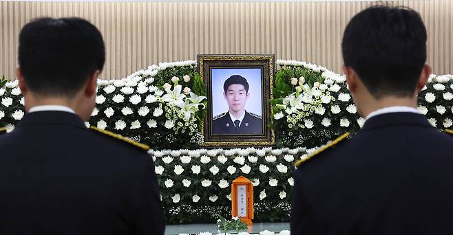 11일 인천 동구의 한 장례식장에 마련된 해경 고(故) 이재석 경장 빈소를 찾은 해경 동료들이 조문하고 있다. 이 경장은 이날 오전 3시 30분께 인천 옹진군 영흥도 갯벌에서 70대 ㄱ씨가 고립됐다는 신고를 받고 현장에 투입돼 구조 작업 중 ㄱ씨에게 구명조끼를 벗어주고 실종됐다. 연합뉴스