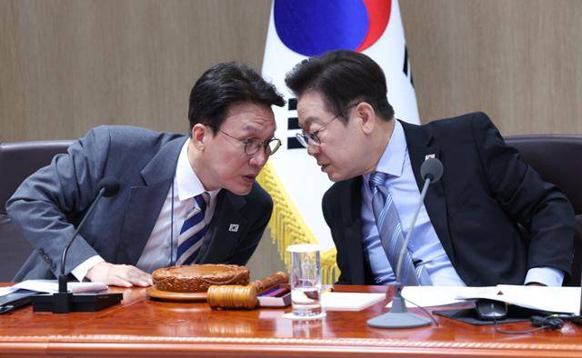 이재명 대통령이 2일 서울 용산 대통령실에서 열린 제40회 국무회의에서 김민석 국무총리와 대화를 나누고 있다. 왕태석 선임기자