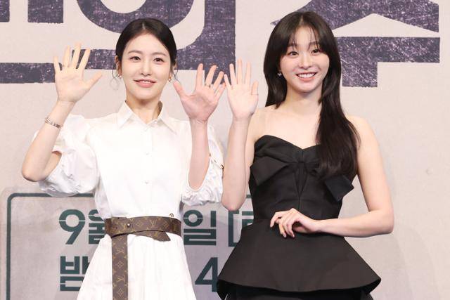 배우 신예은(왼쪽), 김다미가 11일 서울 구로구 더링크서울에서 열린 JTBC 드라마 '백번의 추억' 제작발표회에서 포즈를 취하고 있다. 연합뉴스