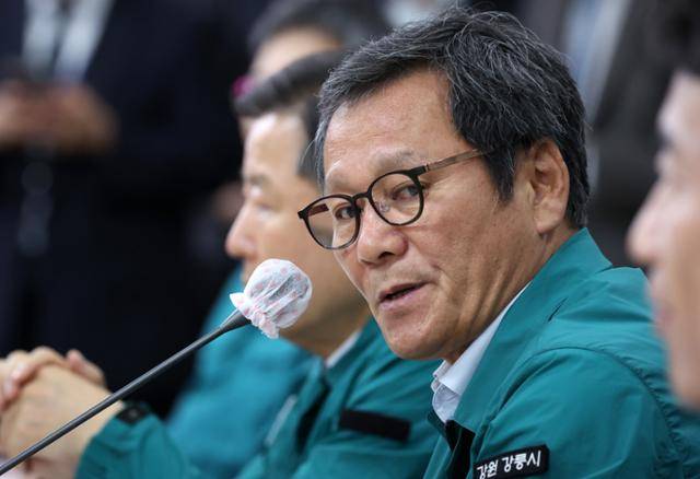 9일 강원 강릉시청에서 김홍규 시장이 장동혁 국민의힘 대표 등에게 가뭄 피해 상황을 설명하고 있다. 강릉=연합뉴스