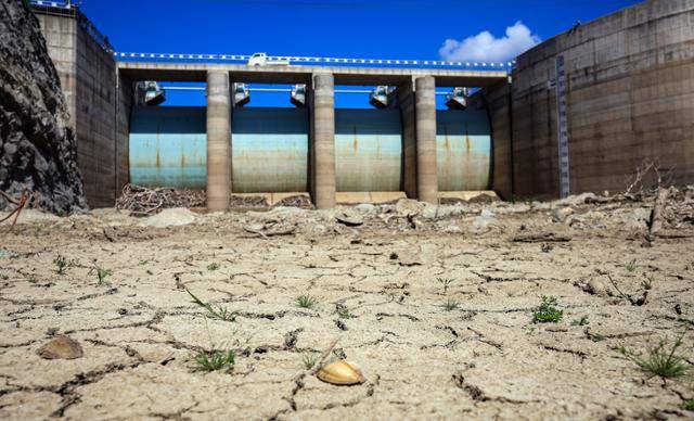 10일 강원 강릉시의 주요 상수원인 오봉저수지가 바짝 말라붙어 바닥을 드러내고 있다. 강릉=뉴시스