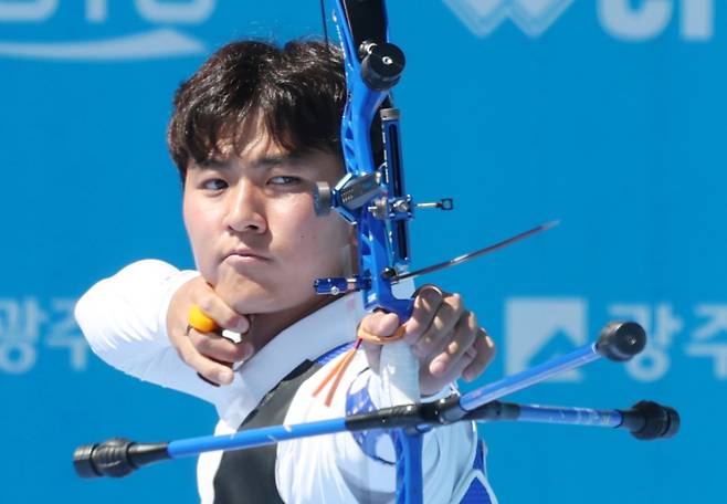 <yonhap photo-3226=""> 김제덕 '8강 정조준' (광주=연합뉴스) 김성민 기자 = 11일 광주 동구 국립아시아문화전당 5·18민주광장에서 열린 2025 세계양궁선수권대회 남자 개인 16강에서 김제덕이 화살을 쏘고 있다. 2025.9.11 ksm7976@yna.co.kr/2025-09-11 12:03:39/ <저작권자 ⓒ 1980-2025 ㈜연합뉴스. 무단 전재 재배포 금지, AI 학습 및 활용 금지></yonhap>