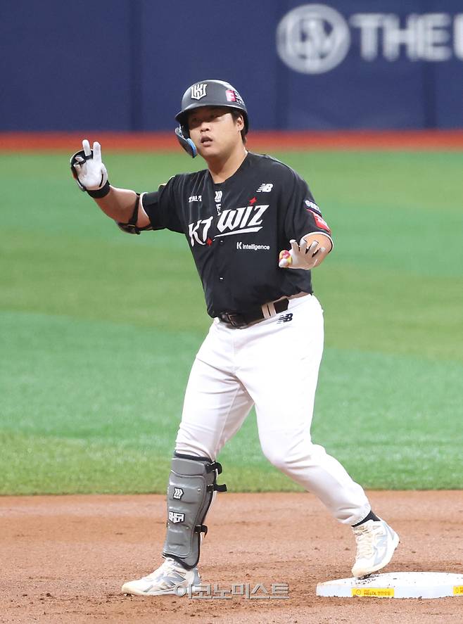 2025 KBO리그 프로야구 키움히어로즈와 kt위즈의 경기가 17일 오후 서울 고척스카이돔에서 열렸다. 1회초 2사 2루 강백호가 우중간 1타점 적시 2루타를 치고 출루해 세리머니를 하고 있다. 고척=김민규 기자 mgkim1@edaily.co.kr /2025.08.17/