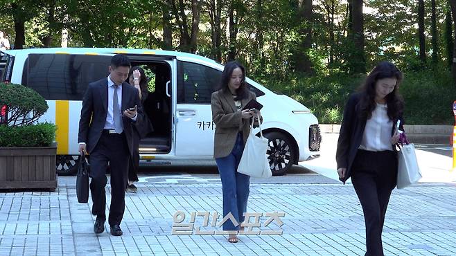 민희진 전 어도어 대표가 11일 오후 서울 서초동 중앙지법에서 열린 하이브가 민 전 대표를 상대로 제기한 주주간계약 해지 확인 소송과, 민 전 대표가 하이브를 상대로 낸 풋옵션 행사 관련 주식매매대금 청구 소송에 대한 마지막 변론기일에 출석했다.