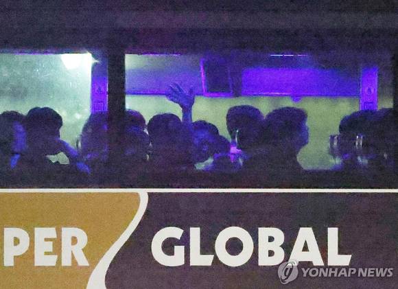 이민단속으로 체포됐던 현대차-LG엔솔 배터리공장 건설 현장 직원이 11일(현지시간) 미국 조지아주 포크스턴의 이민세관단속국(ICE) 구금시설에서 나와 버스에 탑승해 손 들어 인사하고 있다. [사진=포크스턴[미국 조지아주]=연합뉴스]