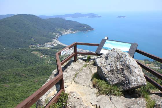 뫼바위삼거리 전망대에서는 학동 흑진주몽돌 해수욕장에서 해금강까지 해변 절경이 한눈에 펼쳐진다.