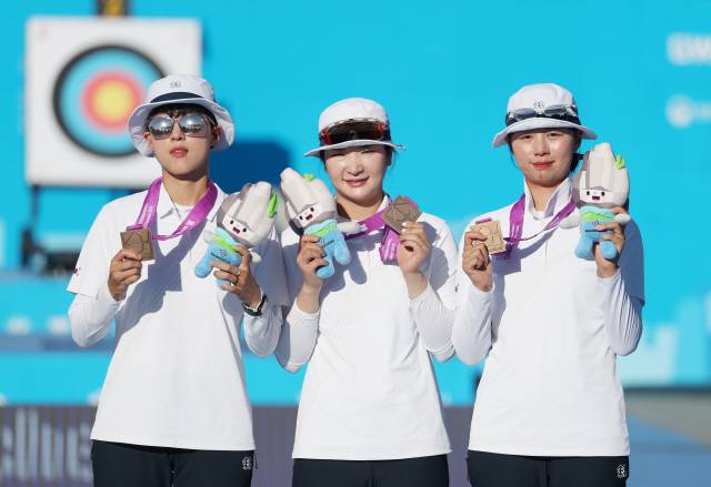 ▲ 10일 광주 동구 국립아시아문화전당 5·18민주광장에서 열린 2025 세계양궁선수권대회 여자 단체전 시상식에서 한국 선수들이 동메달을 들어 포즈를 하고 있다. 왼쪽부터 안산, 강채영, 임시현.  연합뉴스